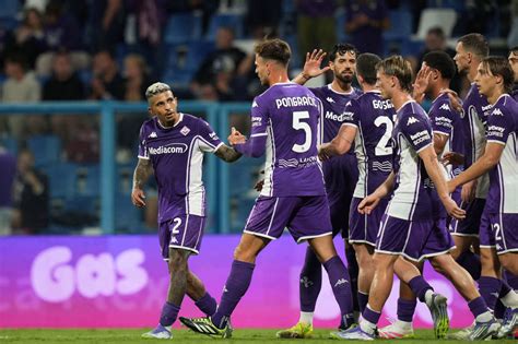 Giocatori della Fiorentina in attacco