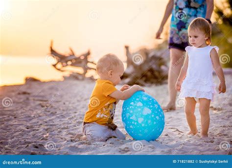 Bambini che giocano a pallone in spiaggia in un'area dedicata