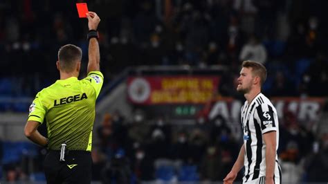 Arbitro che espelle un giocatore