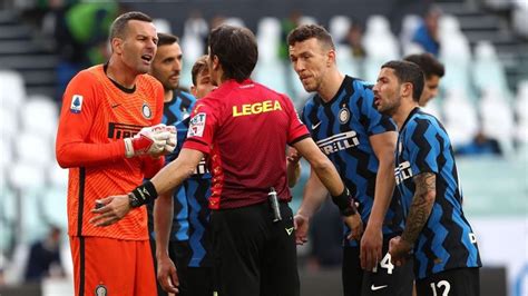 Giocatori che protestano con l'arbitro