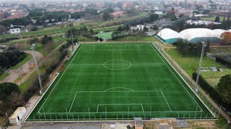 Adulto che irrompe in un campo da calcio