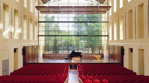 Interno dell'Auditorium Paganini, evidenziando l'architettura e la disposizione dei posti