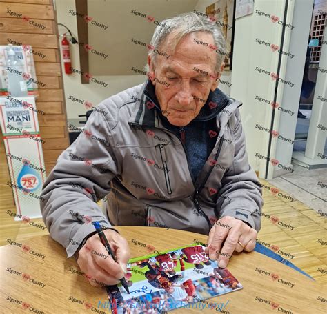 Zdeněk Zeman con un trolley in attesa