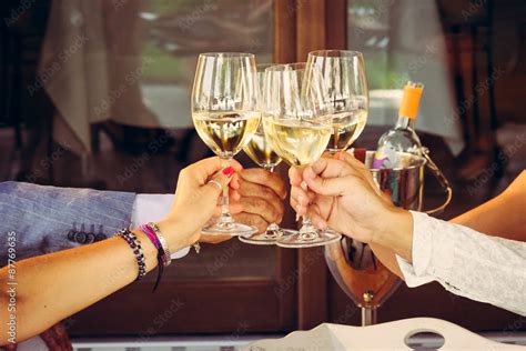 Immagine di un brindisi con vino