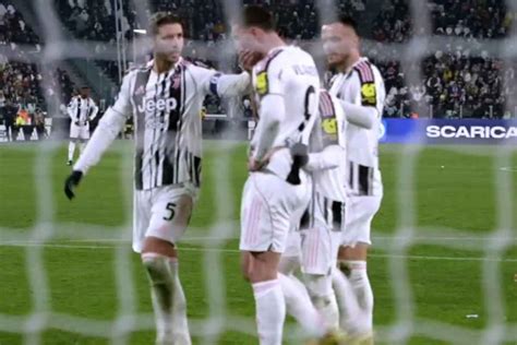 Dusan Vlahovic che esce dal campo per infortunio