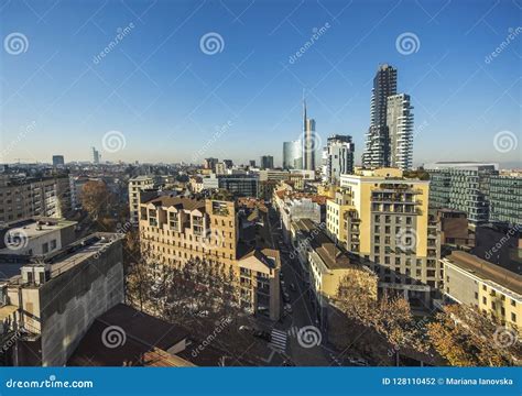 Vista panoramica di Milano con grattacieli moderni