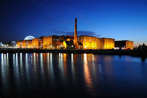 Porto di Liverpool con i docks moderni