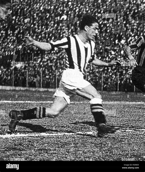 Calciatore italiano in azione