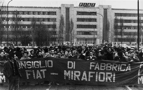 Manifestazione operaia davanti alla fabbrica Salamini