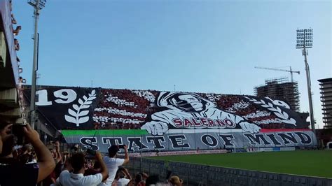Tifosi Salernitana con coreografia