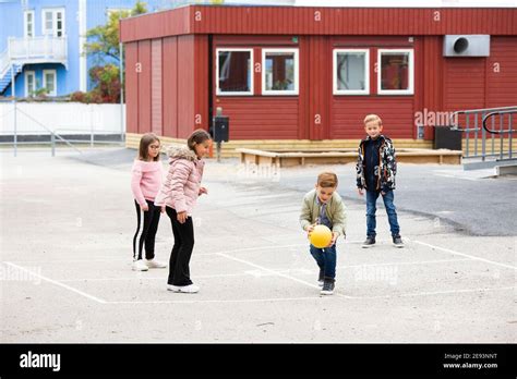 Bambini che giocano a calcio in un cortile