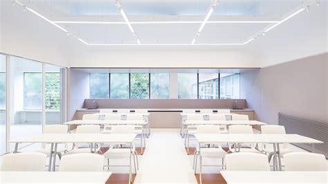 Interno di un'aula moderna in una scuola di inglese a Liverpool