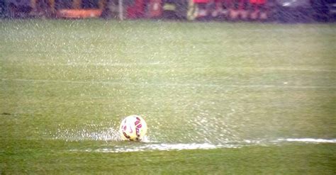 Campo da calcio sotto la pioggia