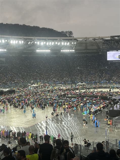 Folla di tifosi sotto la pioggia allo stadio