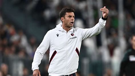 Thiago Motta che esulta con la maglia del Bologna