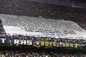 Striscione di tifosi con scritte politiche