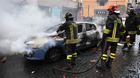 Auto della polizia incendiata