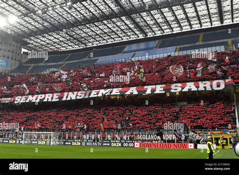 Tifosi di calcio italiani che sventolano bandiere