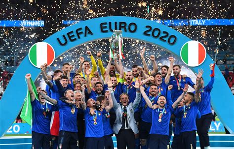 La nazionale italiana di calcio che alza la coppa degli Europei