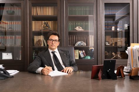 Studio legale con avvocato che parla con cliente