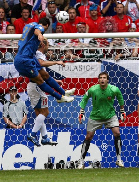 Cristiano Ronaldo che colpisce di testa