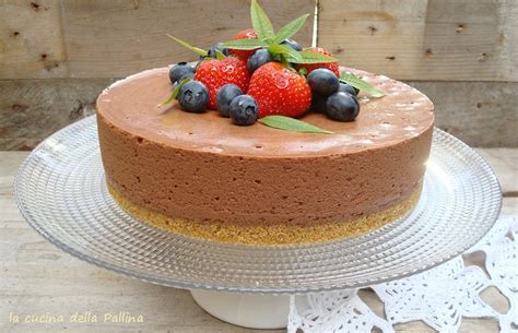 Torta mousse al cioccolato con frutti di bosco