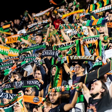 Festeggiamenti dei tifosi del Venezia per la promozione in Serie A