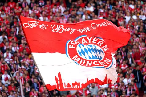 Tifosi del Bayern Monaco con sciarpe