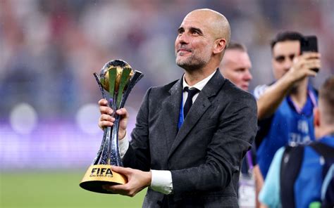Pep Guardiola con i trofei vinti al Bayern Monaco