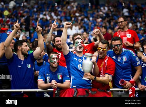 Tifosi festeggiano gol in partita di calcio dilettanti