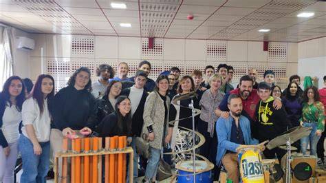 Gruppo musicale TacaSbandà che suona strumenti tradizionali