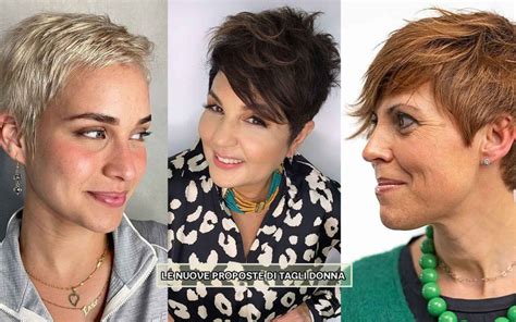 Coppia di clienti soddisfatti che mostrano i loro nuovi tagli di capelli