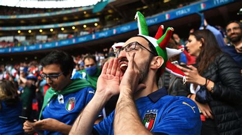 Immagine di tifosi di calcio durante una protesta