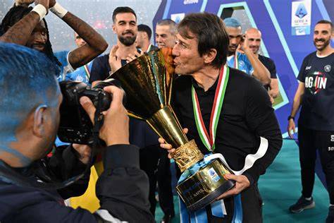 Antonio Conte con la squadra dopo la vittoria dello scudetto 2021