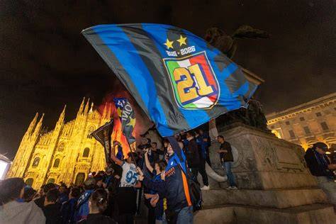 Tifosi dell'Inter festeggiano lo scudetto