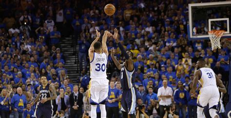 Stephen Curry che tira da metà campo