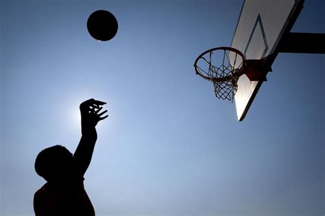 Campo da basket con due squadre che si affrontano
