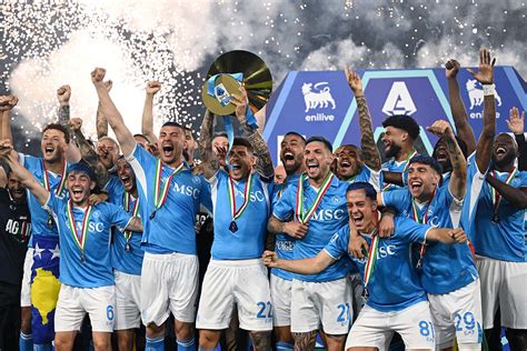 Foto della squadra della Lazio che celebra la vittoria dello scudetto nel 1974