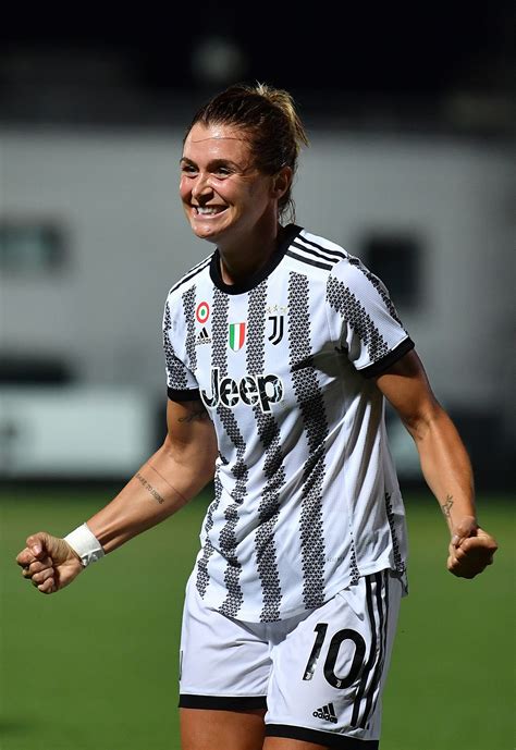 Calciatrici con pallone numero 4