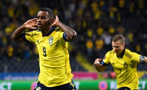 Alexander Isak che celebra un gol