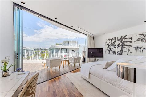 Interno di un attico di lusso con vista panoramica