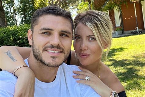 Wanda Nara e Mauro Icardi in posa per un servizio fotografico