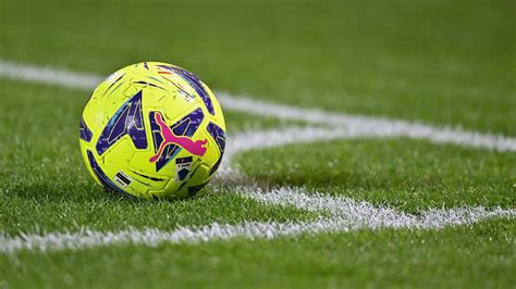 Egidio Calloni mentre calcia un pallone