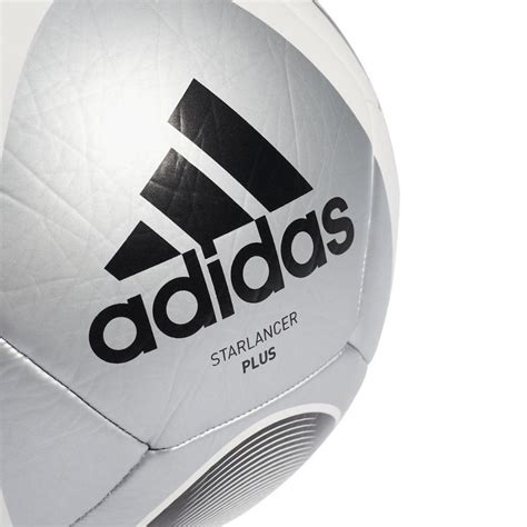 Pallone Adidas Starlancer Plus in campo