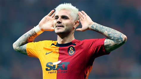 Mauro Icardi festeggia con i tifosi del Galatasaray