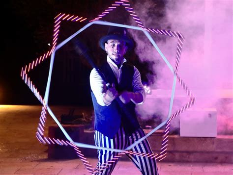 Artista di strada che fa giocoleria con clave