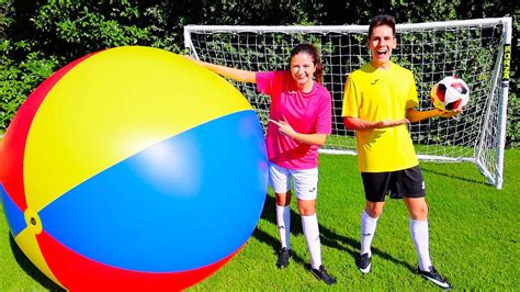 Artista in costume da palla da calcio umana gigante