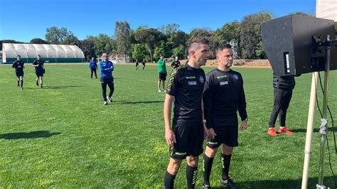 Coppia di arbitri al centro del campo