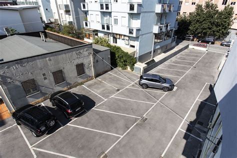 Vialetto privato recintato con ampia capacità di parcheggio