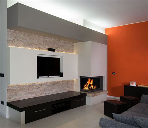 Salotto formale con camino e parete multimediale